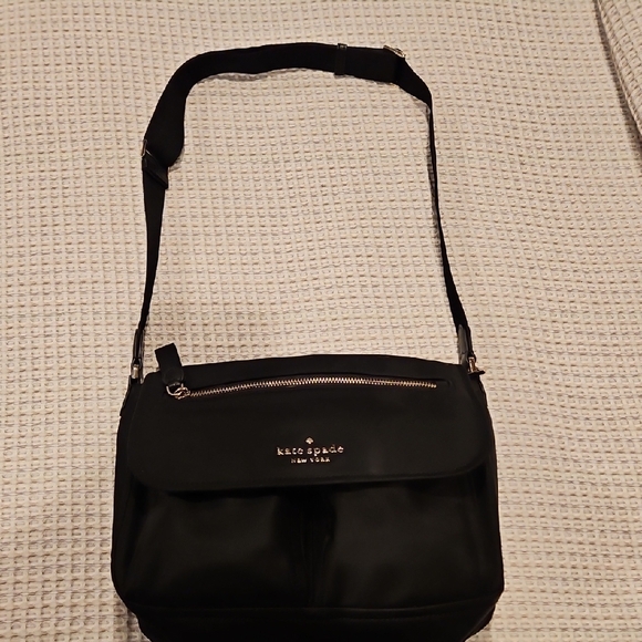 Kate Spade Black Crossbody Bag with Adjustable Strap and Flap Closure - Picture 4 of 12
